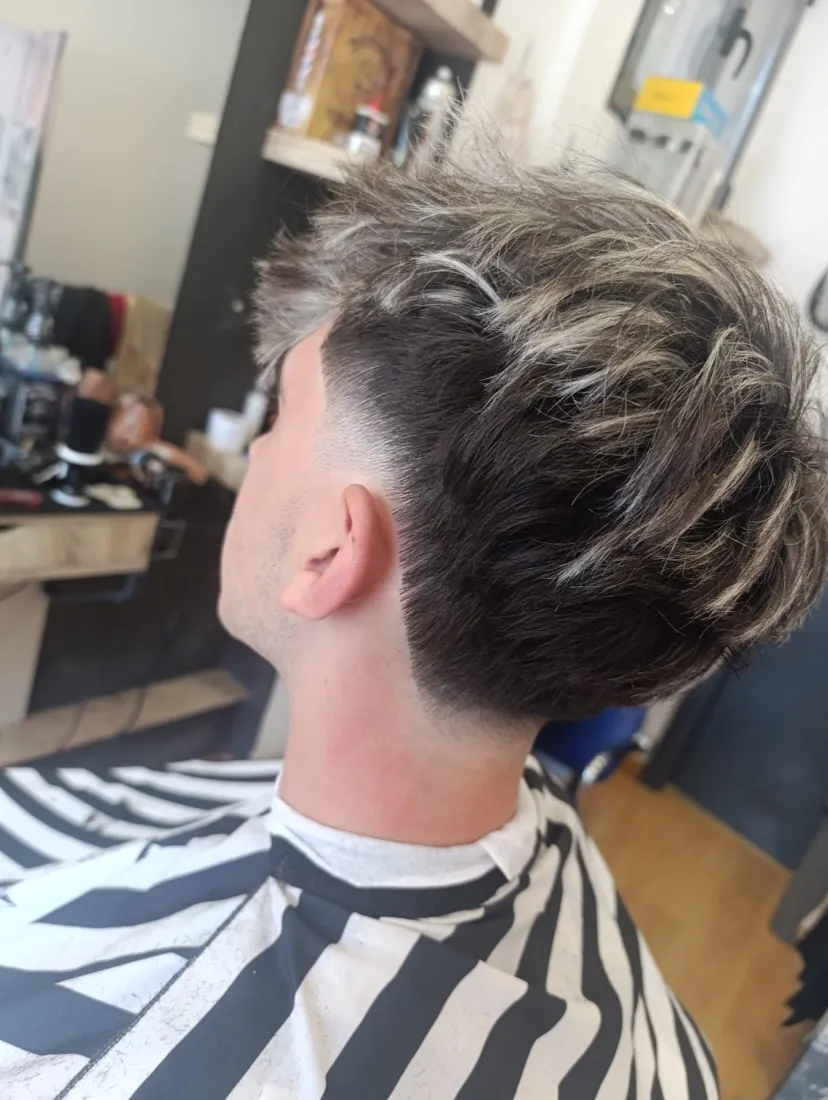 Corte degradado con reflejos rubios — Norden Barber Cuenca