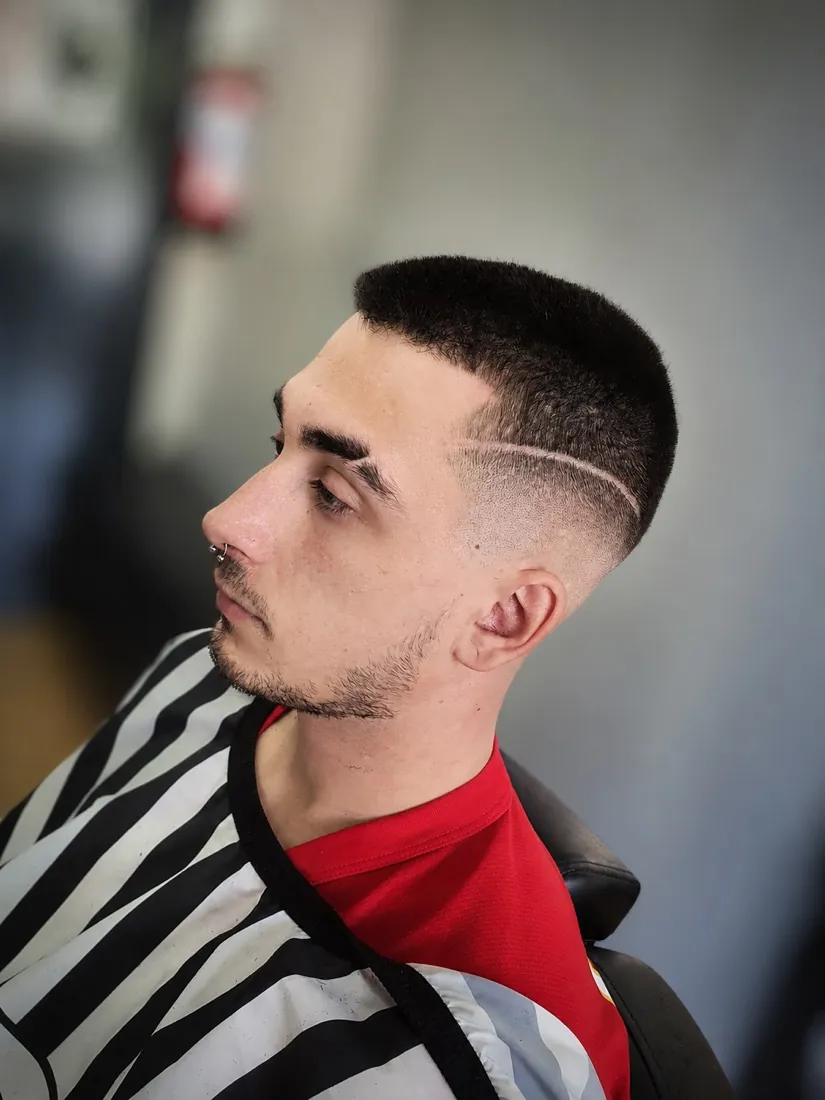 Corte con línea de diseño y fade lateral — Norden Barber Cuenca