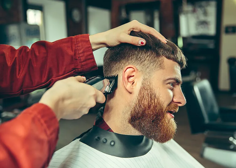 Corte con barba perfilada en Norden Barber Cuenca