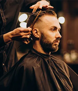 Corte de cabello con barba y peinado en Norden Barber Cuenca