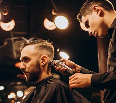 Corte caballero clásico en Norden Barber Cuenca