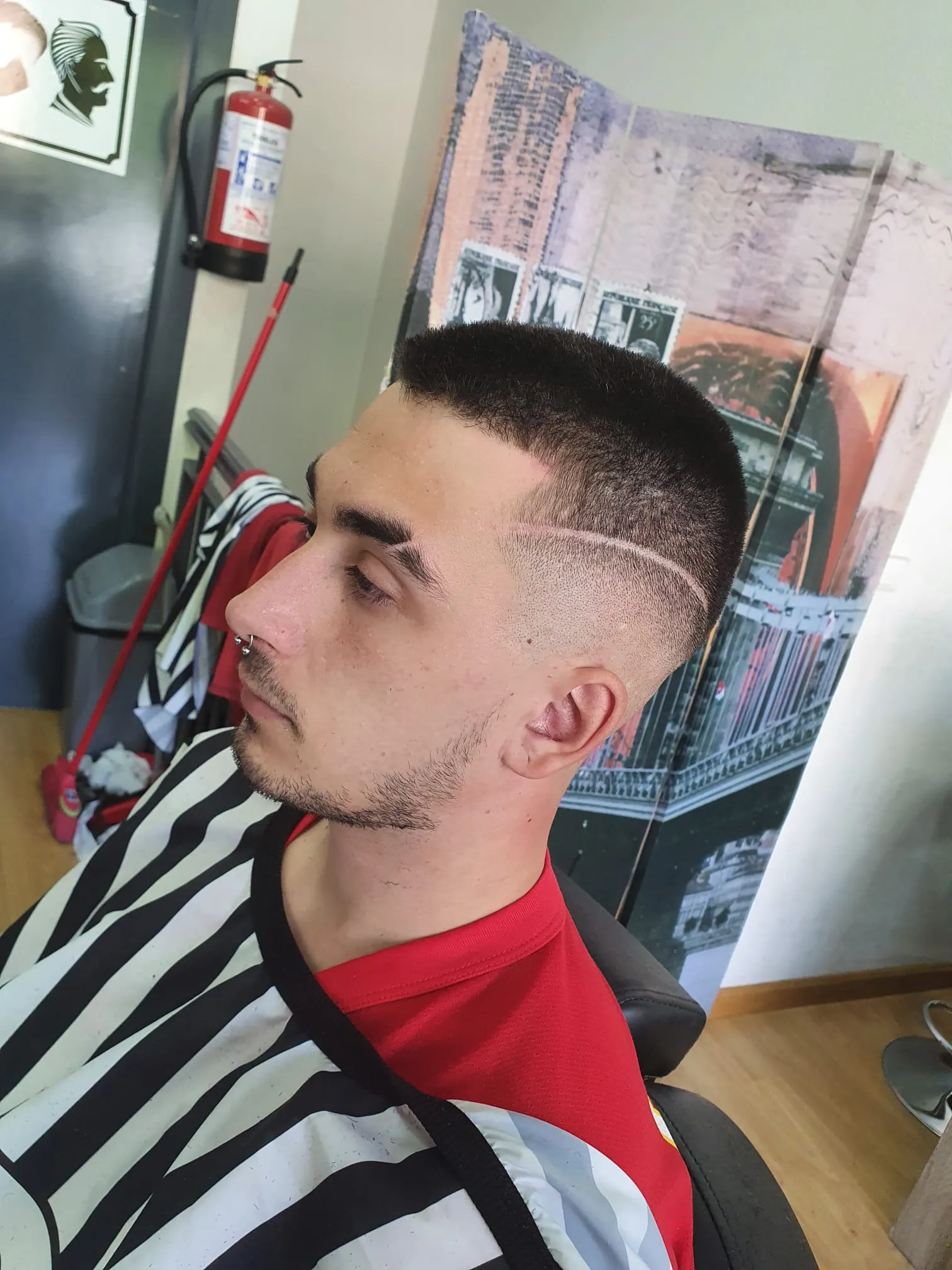 Corte degradado con barba y peinado en Norden Barber Cuenca